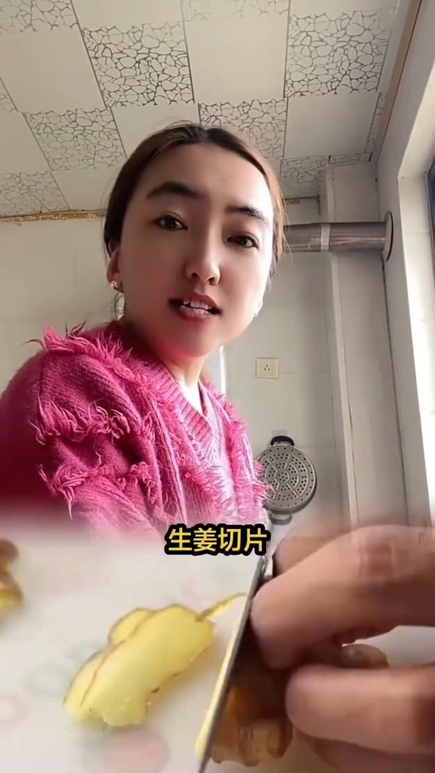 你再说一遍，把牙膏挤在生姜上能解决很多人的烦恼。·生姜切片，再把它切成丝，最后