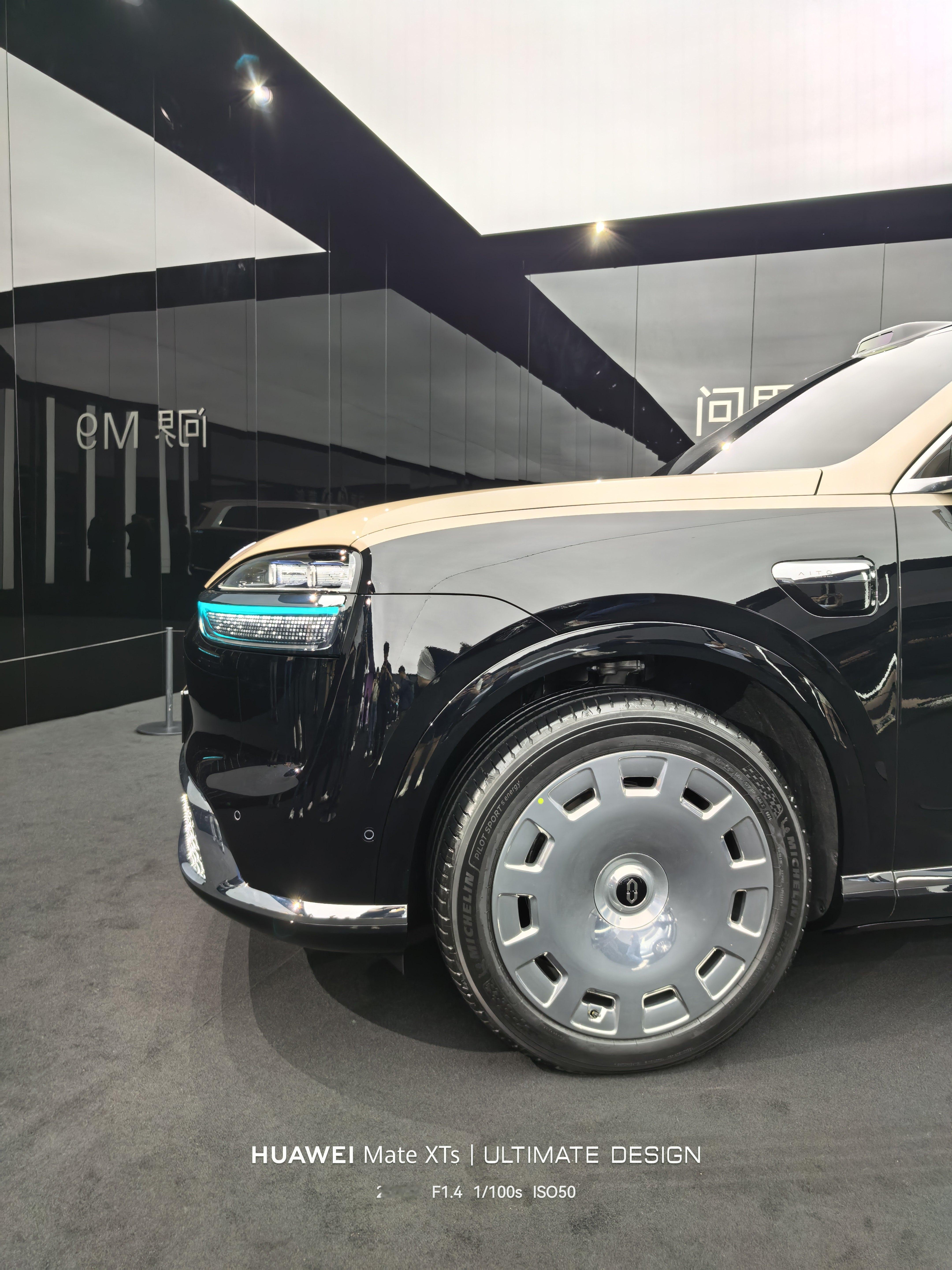 现场看完新一代问界M9。我陷入了沉思……我想回去给我父母请示一下。直接整个大的