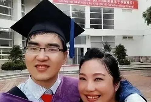 1988年，武汉一25岁女老师在生产时遇到了一起严重的医疗事故，胎儿因为宫内窒息
