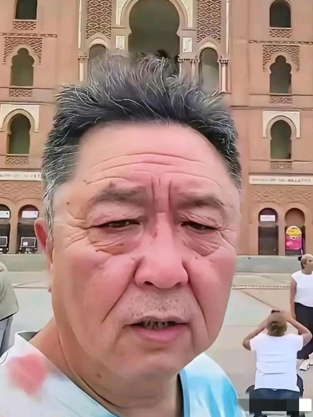 哇塞，于谦头发花白，皱纹粗粝，眼角下垂，老年斑触目，牙齿参差稀松，即使把三大爱好