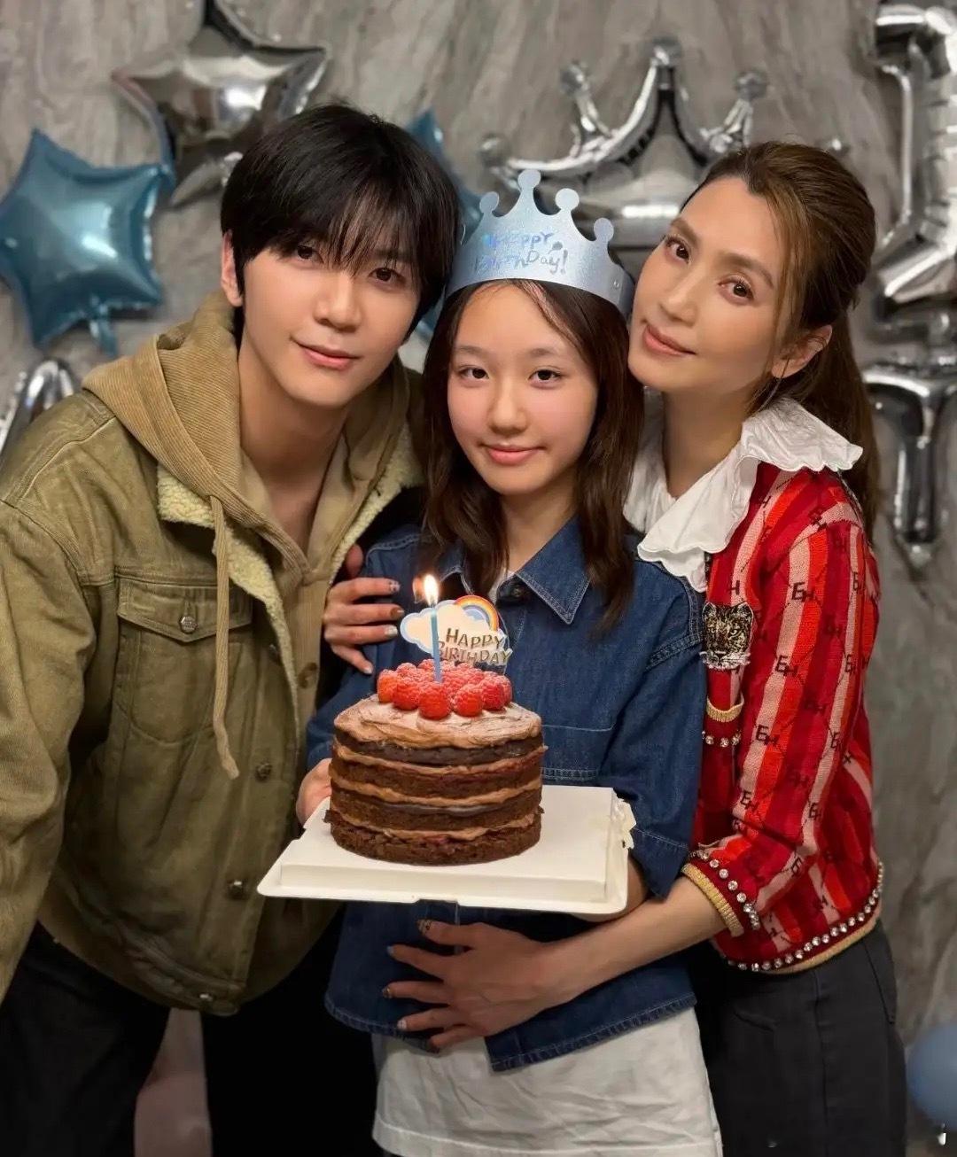 洪欣大儿子为妹妹庆生，彤彤12岁了长相清秀，张丹峰缺席家庭聚会！