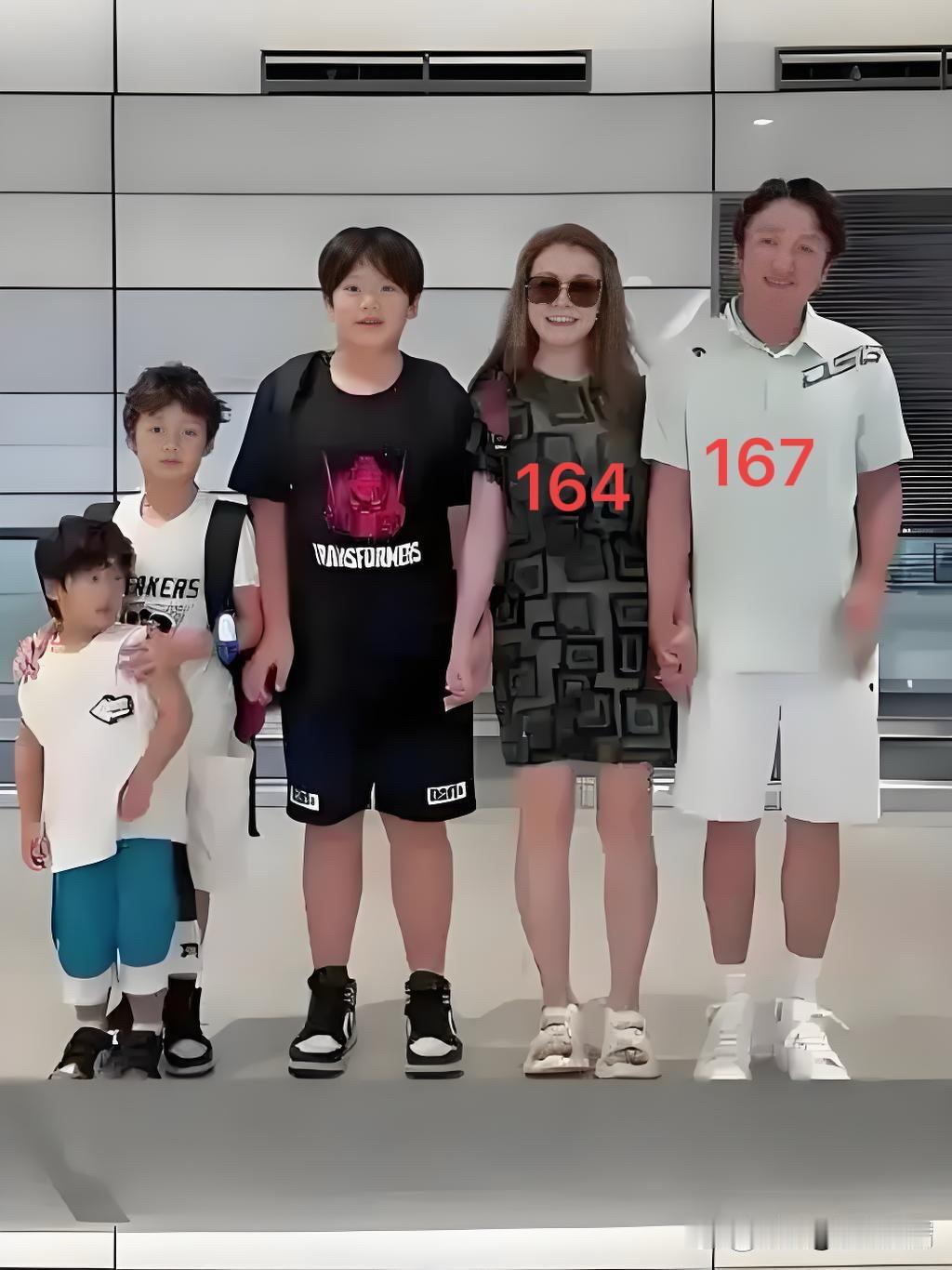 认命了，冉莹颖作为北大硕士，但3个儿子却是学渣，全随了老爸。[捂脸哭]大儿子邹
