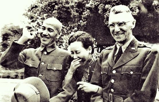 参谋长藐视总司令，老蒋为何两次撤换不动？史迪威：我有八个职务“1942年3月6