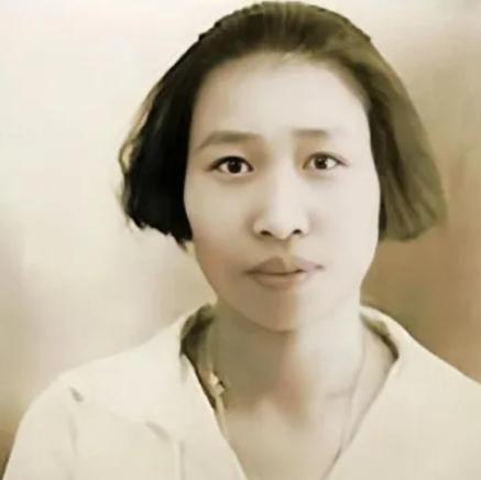1955年，周总理出访印度尼西亚期间途经昆明，遇到了初恋女友张若名，他轻声地问道