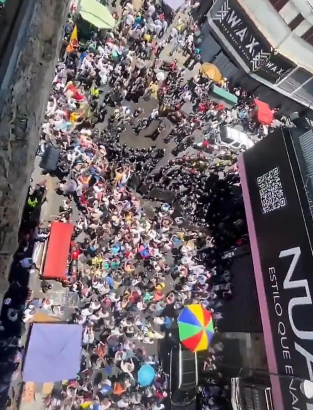 委内瑞拉彻底乱套了！民众直接冲进总统府，场面彻底失控！罗德里格斯以为靠着美国撑腰