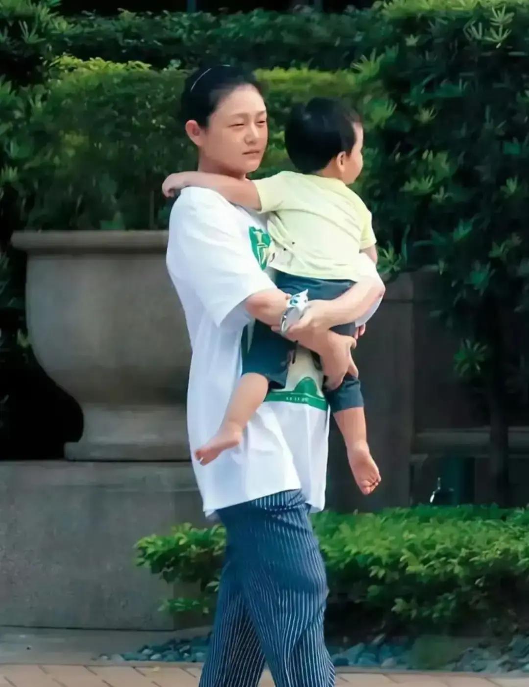 大S当年在节目里被汪小菲一句“胖了”戳到，全网都在等看她翻车。结果人家闷声干大事