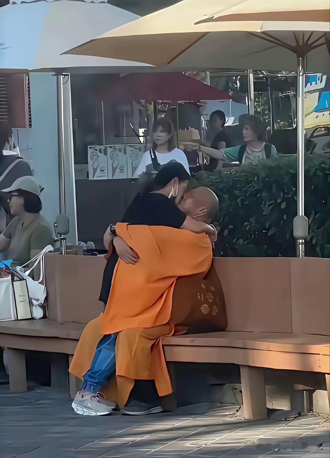 看到这一幕真的是不应该啊，公众场合下这样亲热不妥吧，不明白，这样的身份也太