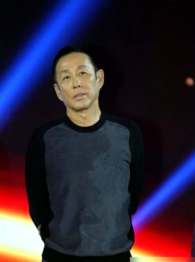 陈道明盯着提词器，当众爆出巩俐的“三任丈夫”，台下瞬间炸了锅。巩俐先是猛地一愣，接着捂嘴笑得肩膀直抖