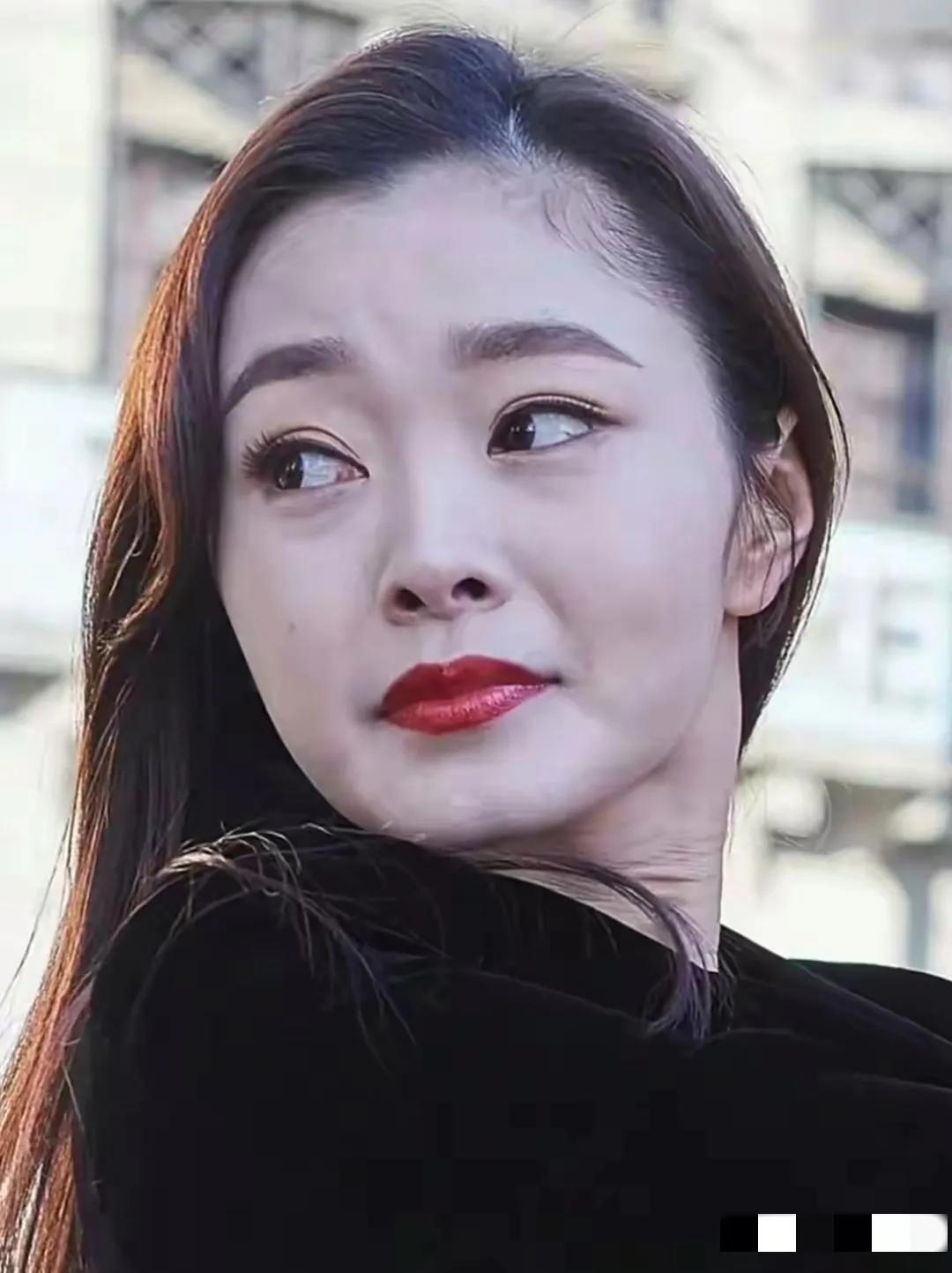 天呐，没想到宋轶的花期如此短暂：虽然浓妆艳抹后眉清目秀，睫毛长翘，红唇如玉，但法