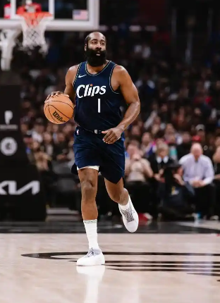 有人说哈登外线防守不好，但NBA评判一个人的价值，要看他打出的价值是否跟他拿的工