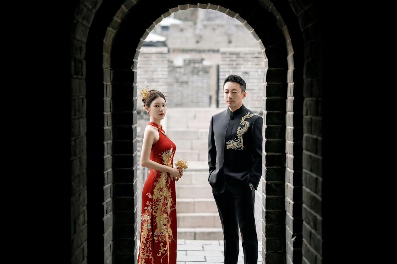 汪小菲这次未免太低调了，婚纱照到结婚当天才放出来。马筱梅穿中式秀禾还有西式婚