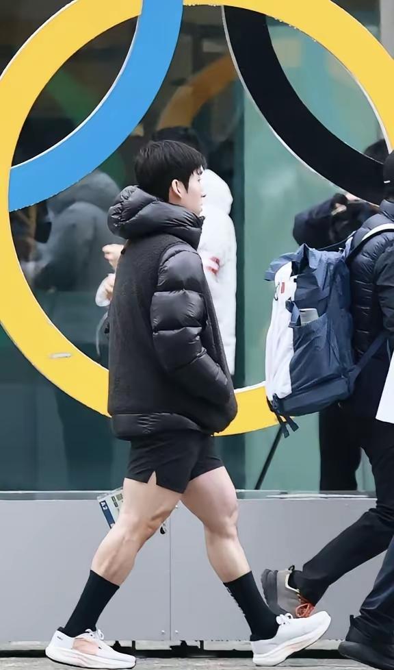 林孝埈那条穿着羽绒服却光着的大腿，藏着中国短道速滑队最残忍，也最真实的秘密。别