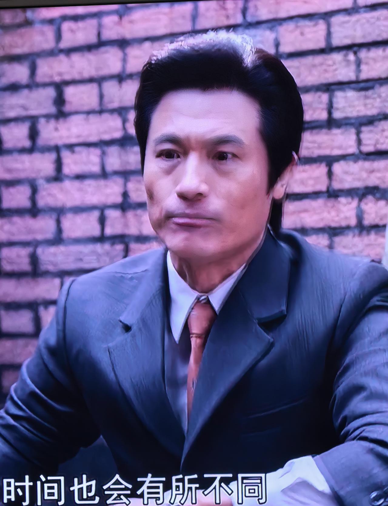 中戏毕业去卖馄饨，她演出了最顶级的破碎感。凌晨四点，她开始剁馅。手上的劲道，