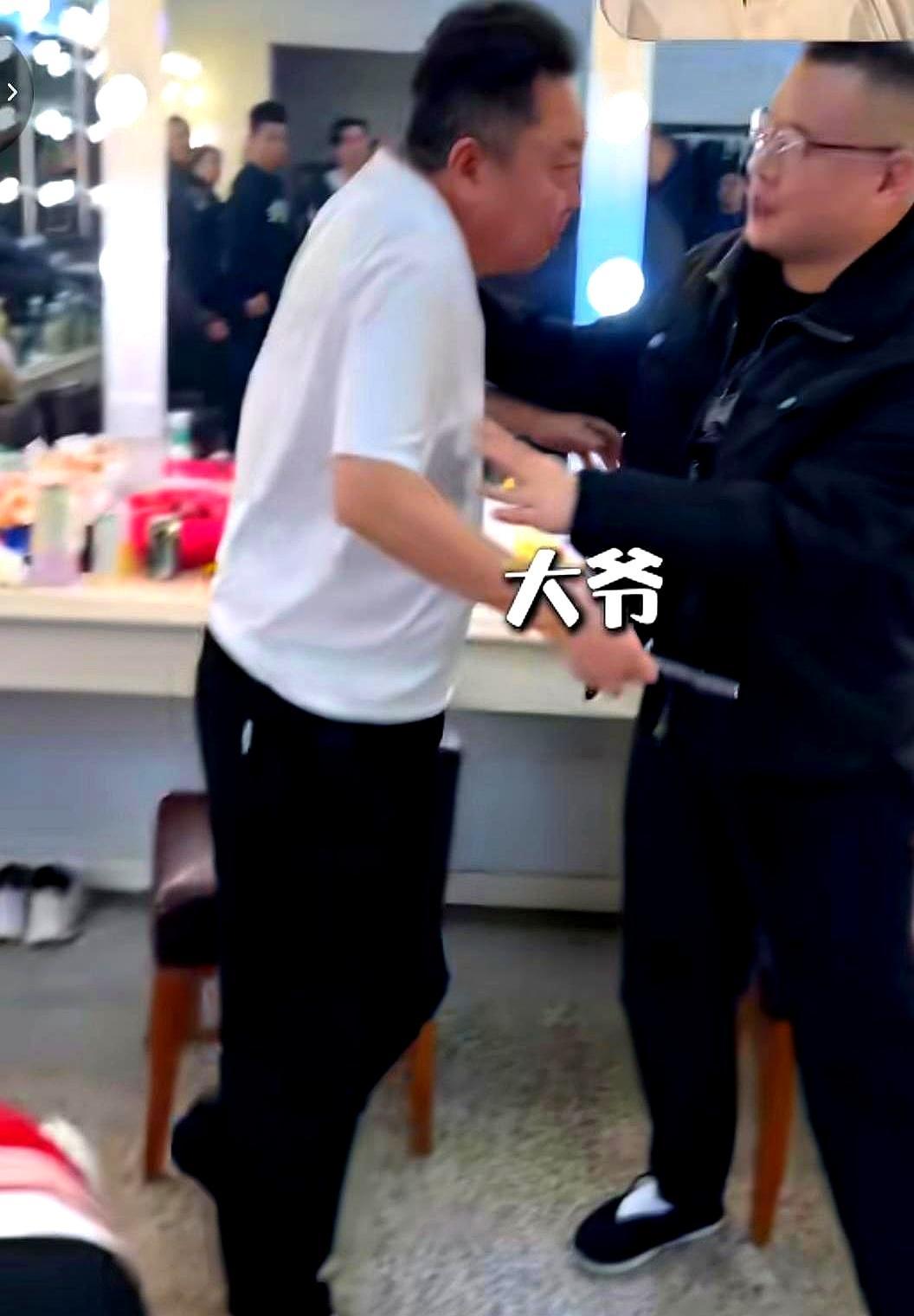 他扑通一声跪下要500块红包，师叔反手塞给他一对哑铃。尚筱菊后台堵住烧饼，