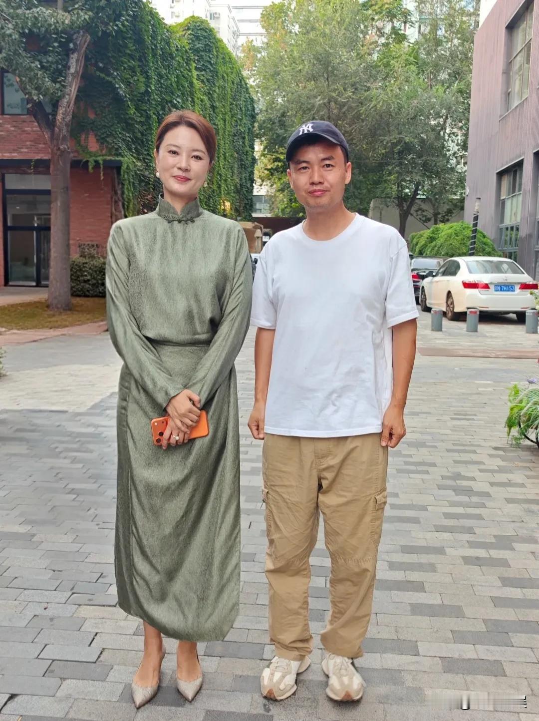 不愧是曾经央视最美的门面担当，49岁的刘芳菲，依然美貌如旧，气质出挑。她在北京