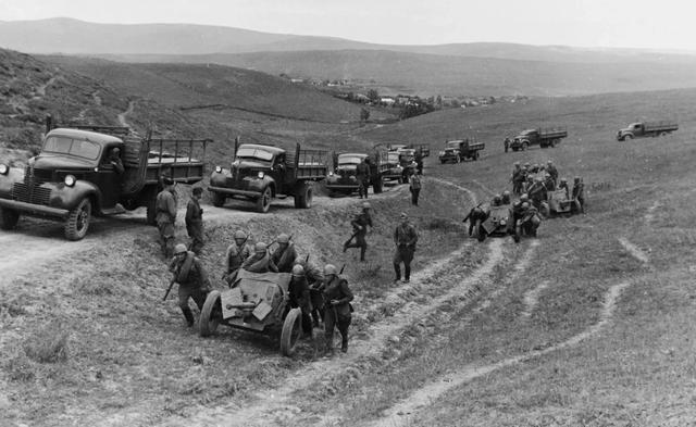 在库尔斯克战役之后苏军也只是击溃了德军，但是德军东线主力尚在，骨干军官和老兵还有