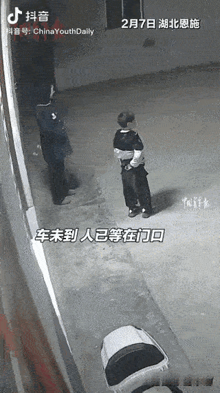 “这就是回家过年的意义！”一对夫妻开了20多个小时的车，终于在凌晨3点回到老