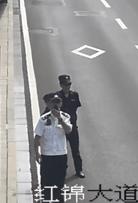 一位长期工作在一线的民警，为事业奋斗37年的人民卫士。在退休前的最后一天，对着监