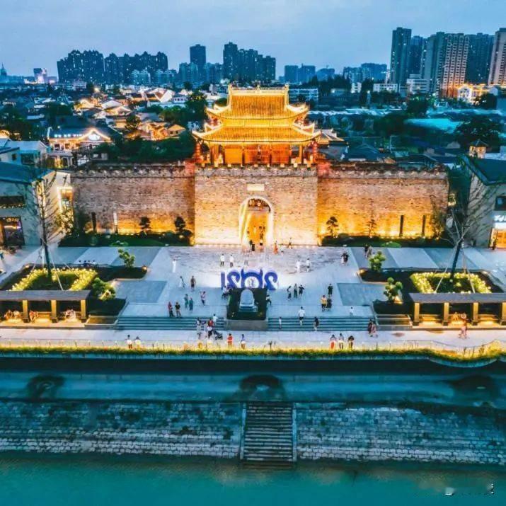 芜湖古城位于安徽芜湖镜湖区市中心、长江与青弋江交汇处，是长江流域罕见的城央完整古