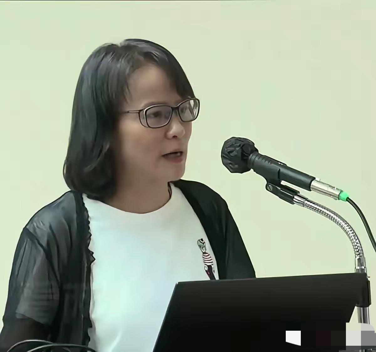 ”你一边说和平，一边购买军火，这可能和平吗？“台湾爱国女教师区桂芝严厉抨击郑丽文