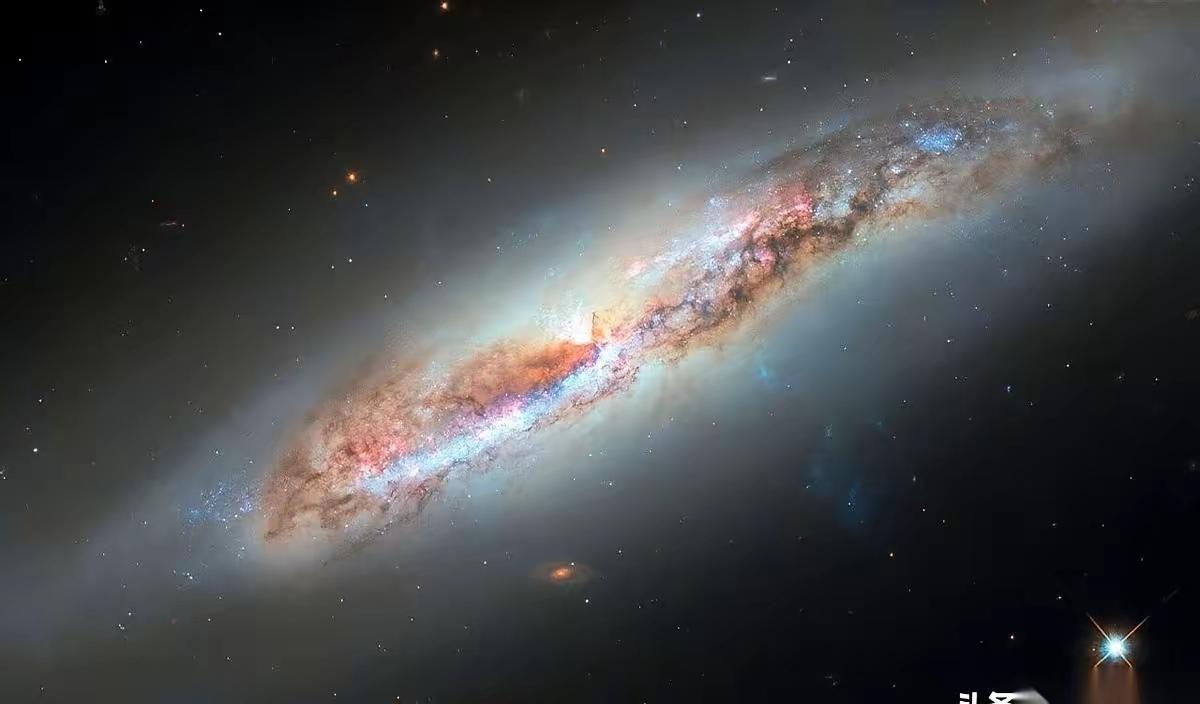 刷到这张宇宙照片时，我整个人都被震撼到了！距离我们足足有6000万光年的星系，正