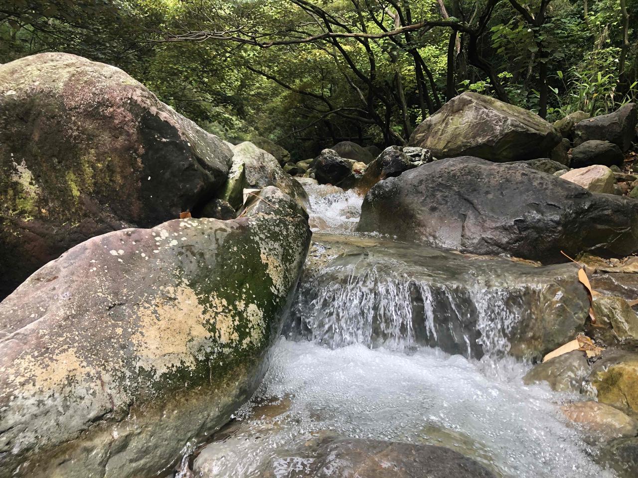 山间清泉潺潺，岩石间流淌的清澈溪水，仿佛置身于仙境之中。