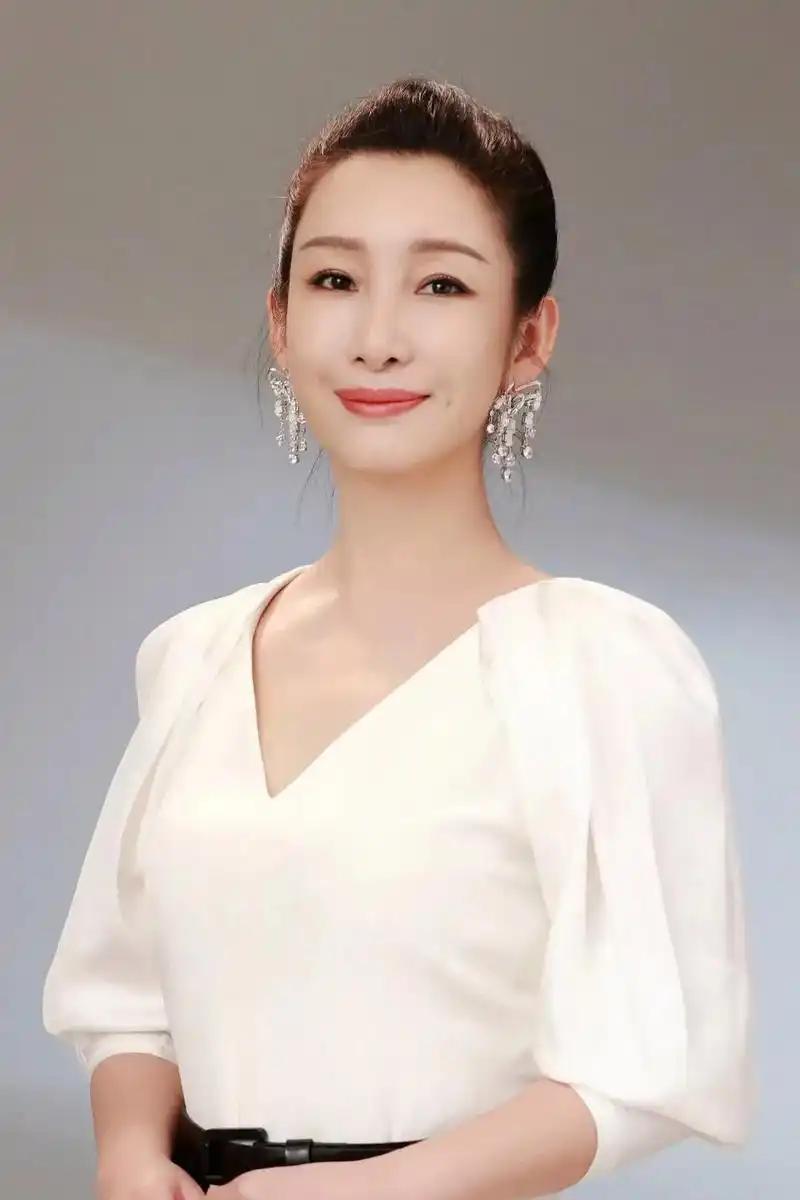 主持人问秦海璐:“你会拒绝你儿子的要求吗？”秦海璐说:“我对我儿子永远没有一个不