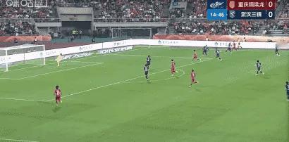 重庆铜梁龙vs武汉三镇比赛第15分钟，武汉三镇丢球了，方镜淇扑球脱手……武汉三