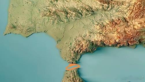 直布罗陀海峡，英国在西班牙唯一的殖民地，也是地中海与大西洋唯一的通道，海峡两岸陆