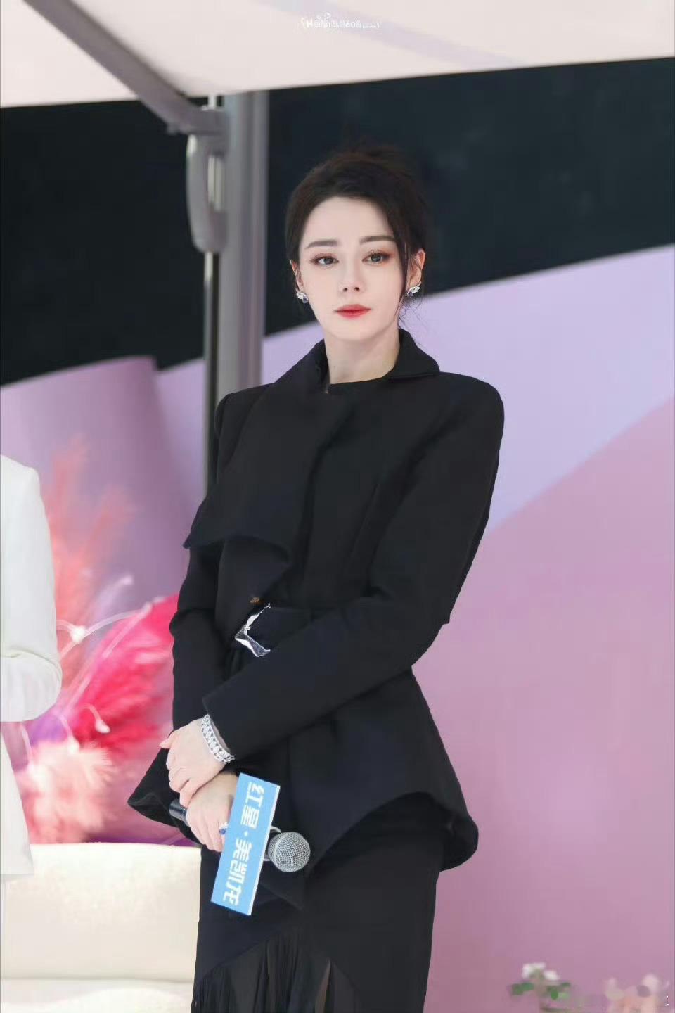 迪丽热巴杨紫今日份活动状态！你为谁心动？