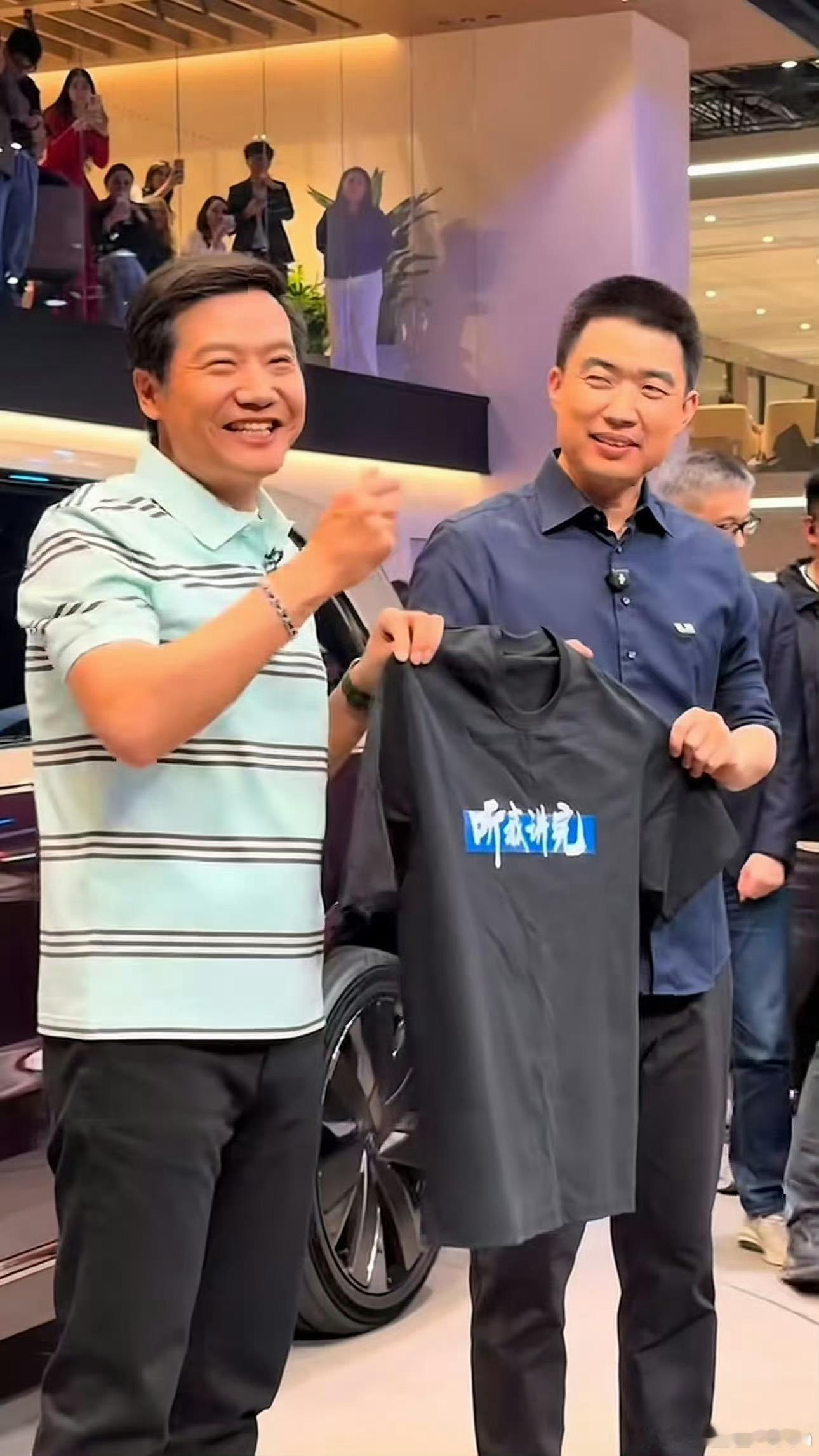 雷军真是人缘好，“蔚小理”三个全照顾到了。一起加电、都是好鹏友、听我讲完。这叫雨