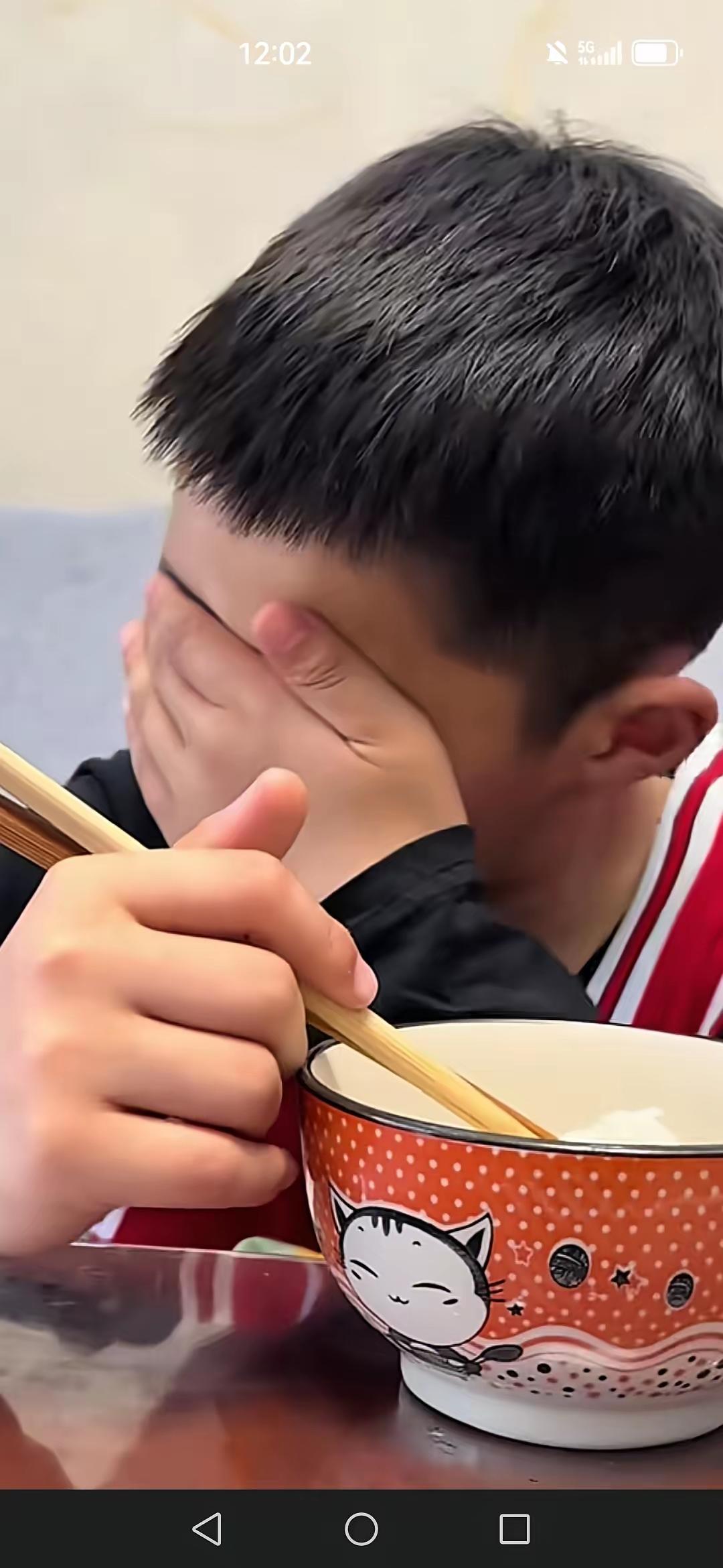 懂事的让人心疼！儿子把10块钱攥了一路，愣是一分没花……今天刷到一位单亲妈妈