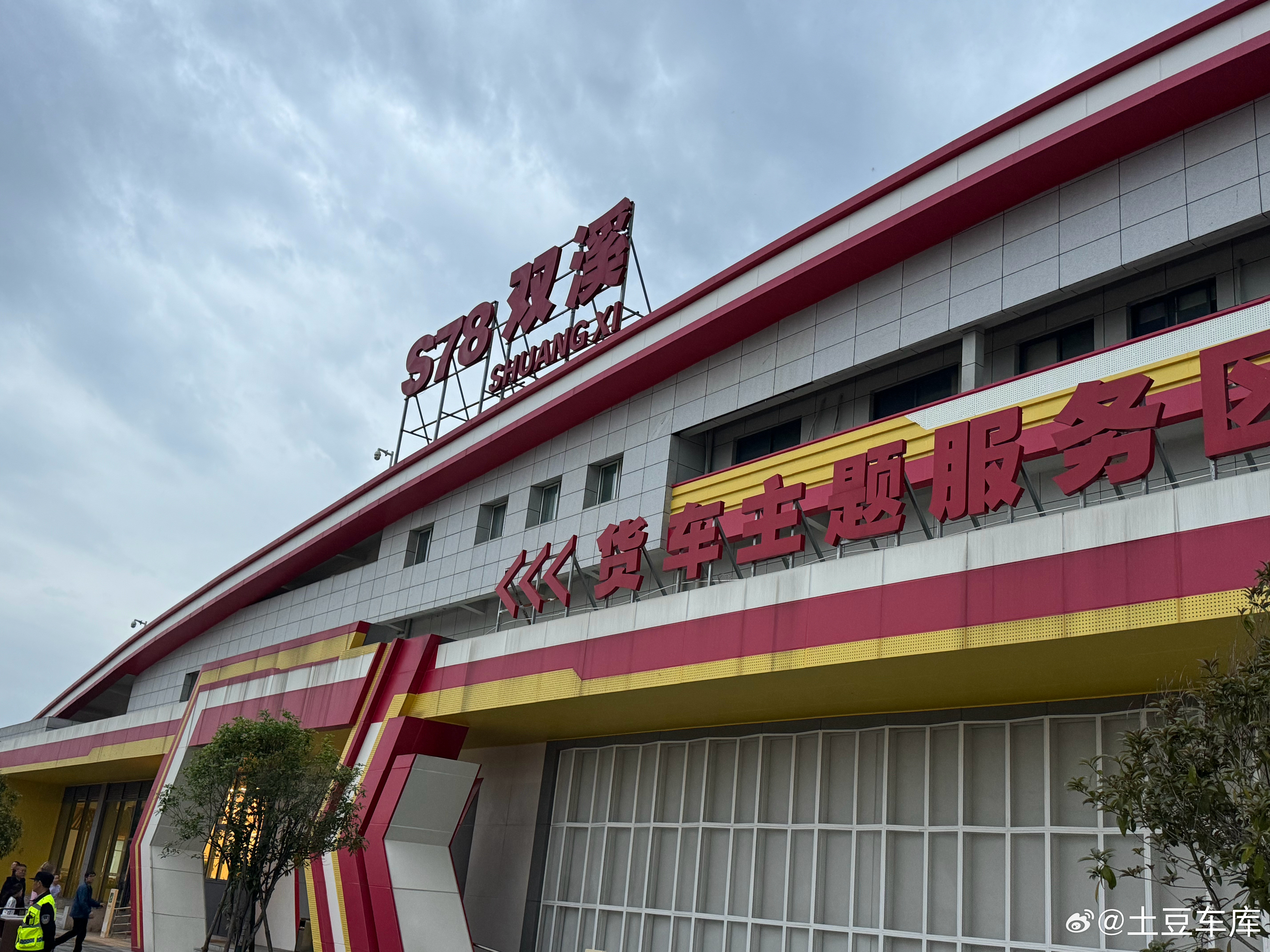 这也太堵车了吧原计划2个小时到武汉中间有四个位置堵车又绕路走到咸宁这边距离武汉