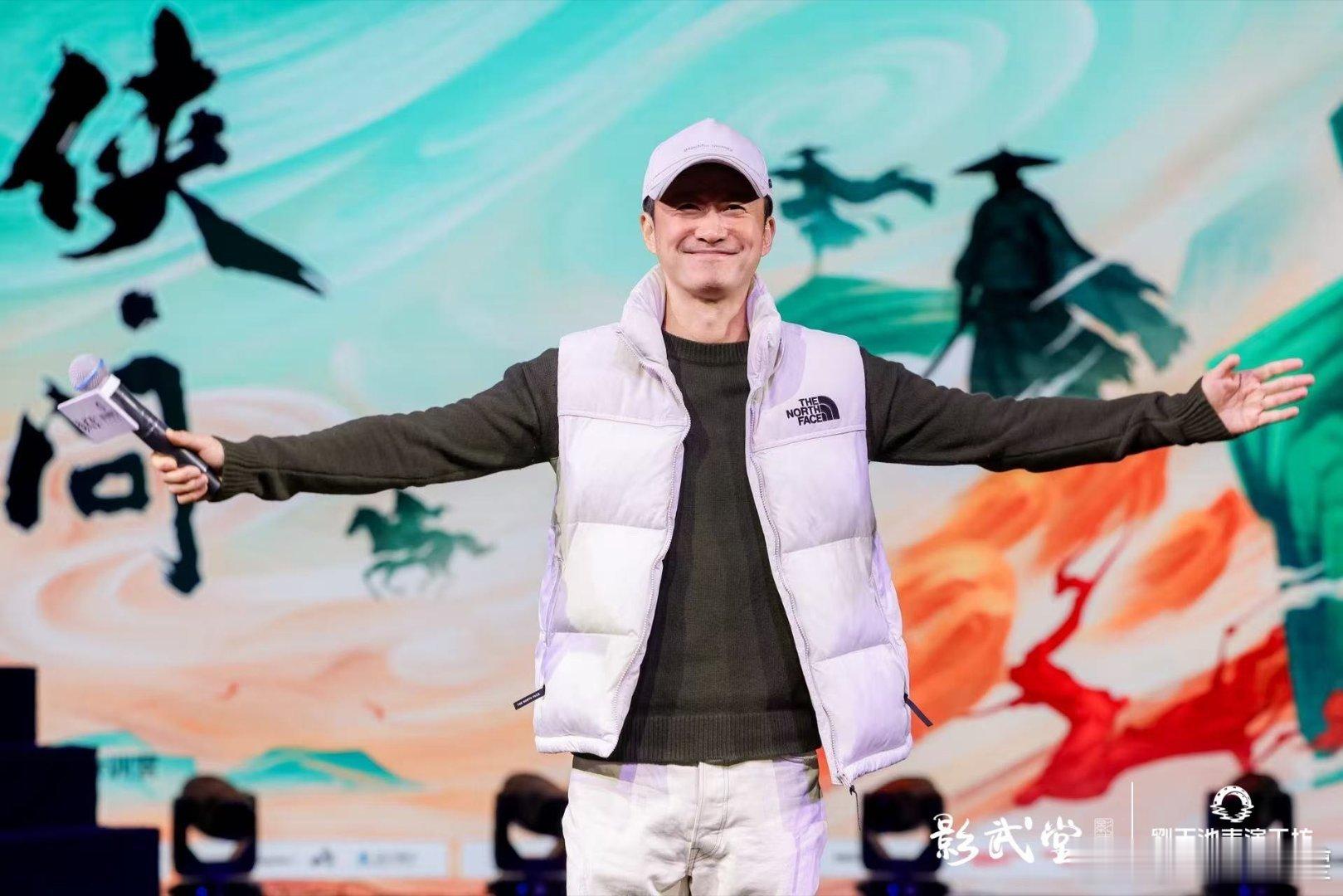 吴京的刀马一个拔刀姿势对味了吴京电影《镖人》官宣海报绝了，刀马那握刀半幅剪影