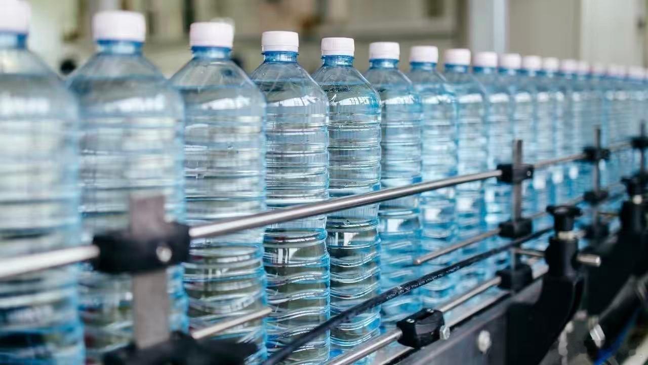 把水烧开喝日常生活中，你是自己烧水喝，还是选择桶装水或瓶装水？我本来觉得，这两者
