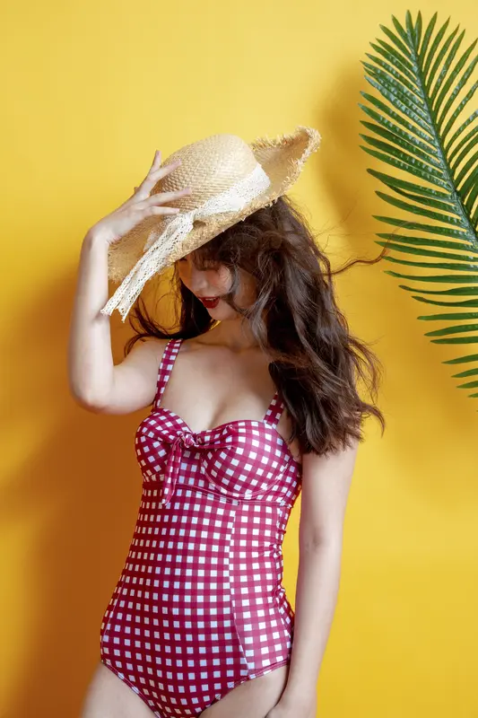 头条创作挑战赛比基尼美女着实太赏心悦目了！37岁的唐艺昕罕见晒出泳装...