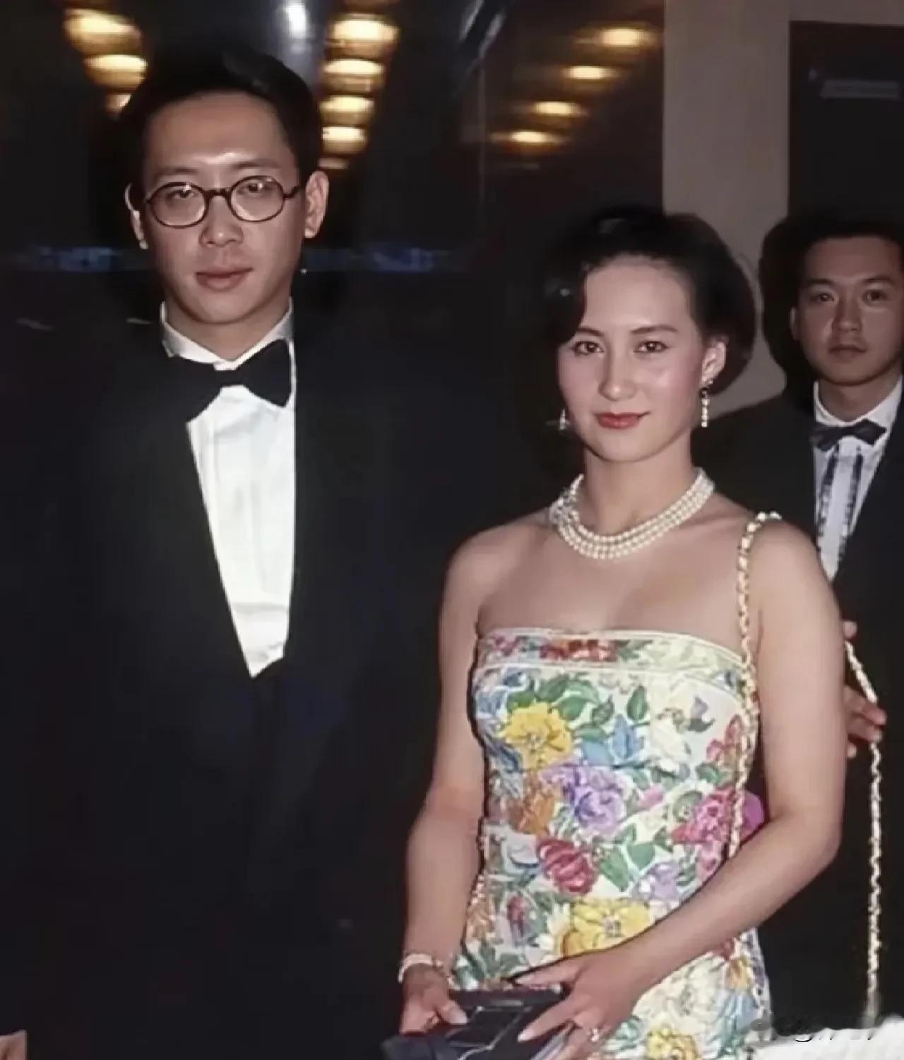 何超琼年轻时长得漂亮，穿搭时尚，衣品也是相当的好，但她后来为什么不爱打扮了呢。