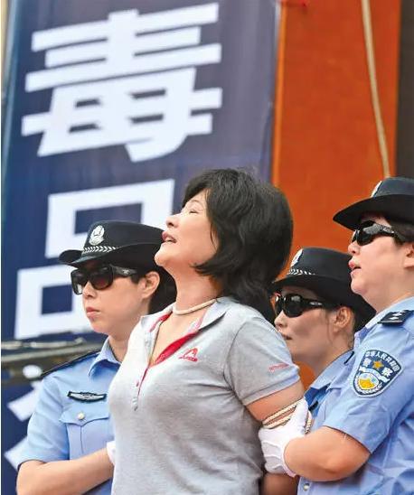 [点赞]2015年，广东一女子被五花大绑押往刑场，她无奈的仰头看天，不知道是落
