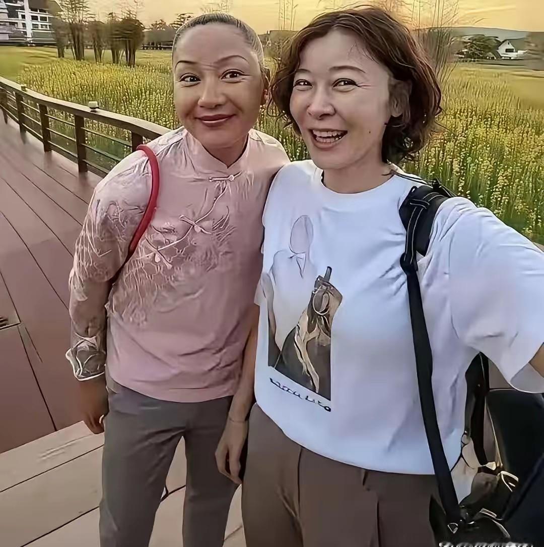 53岁的柯蓝，邀约54岁的好友瞿颖去国外旅游。下图是她们去泰国游玩时，随手拍的