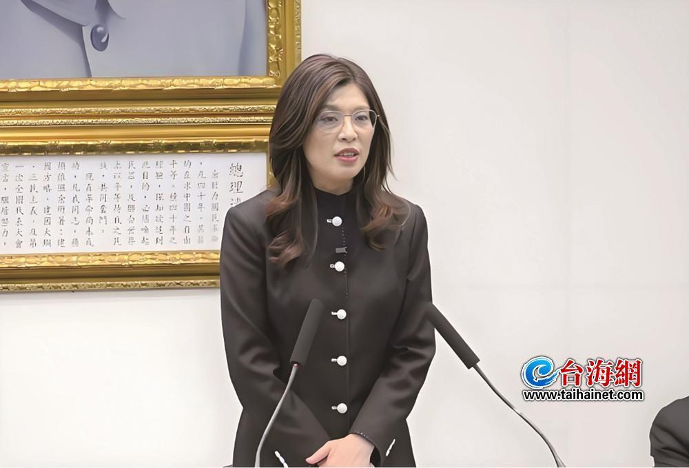 原来郑丽文穿的中山装是大陆公司设计，栗正杰称赞大陆服装设计达到世界一流。近日