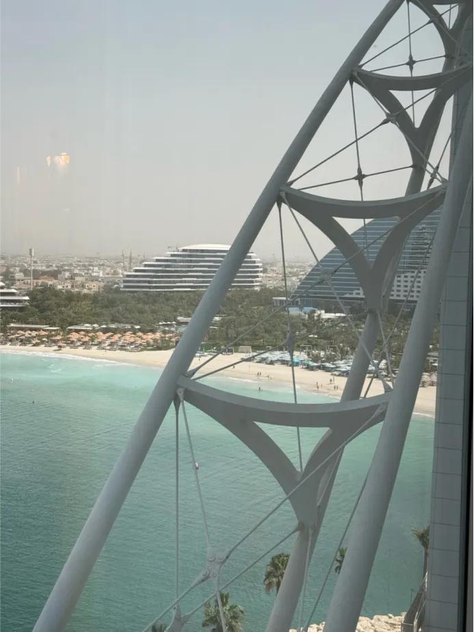 “命比钱重要！”一女子带着母亲去迪拜旅游，为尽快回国，花36万囤了12张机票，赶