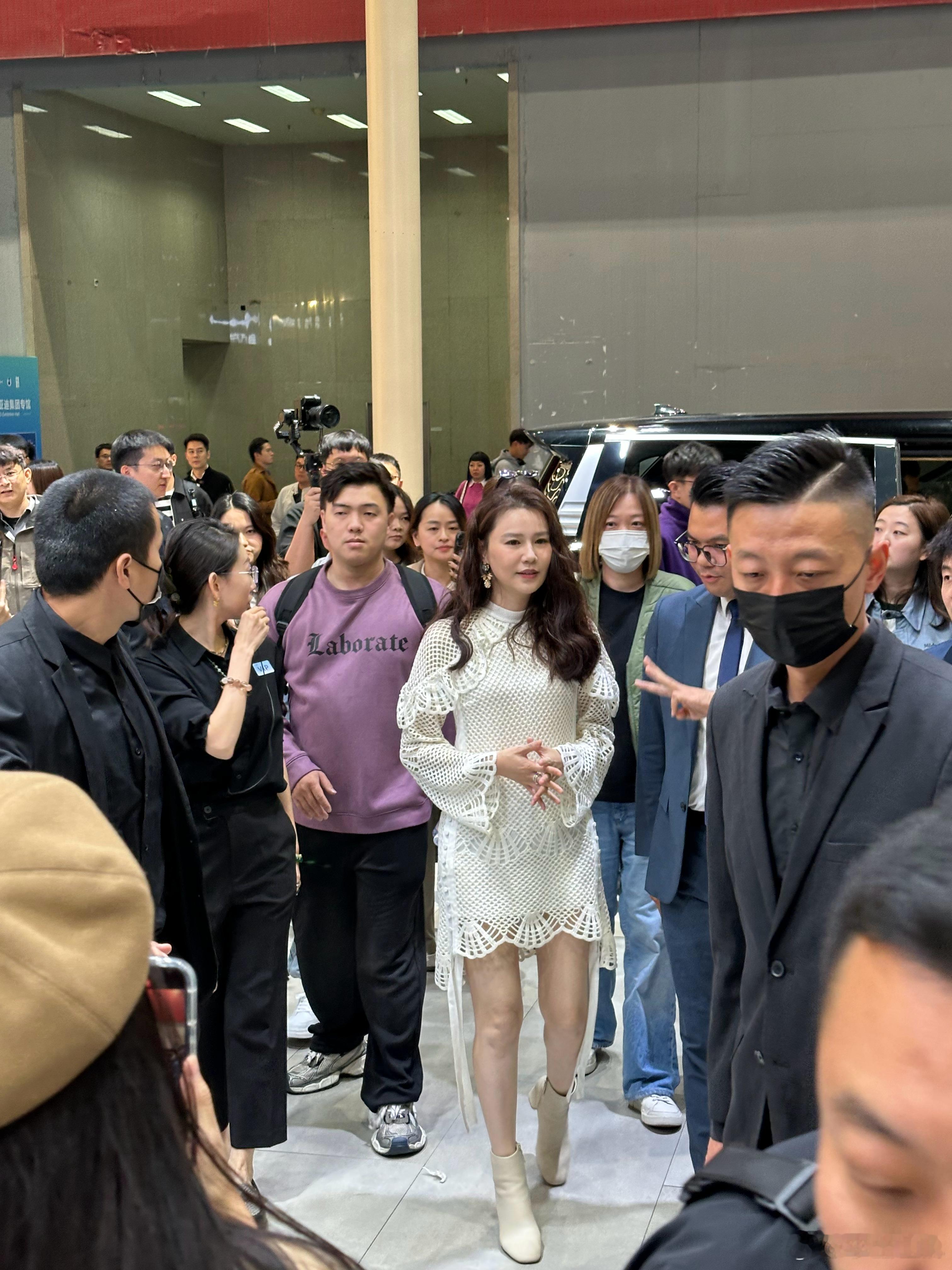 腾势展台，又见到明星，翠如bb来了！