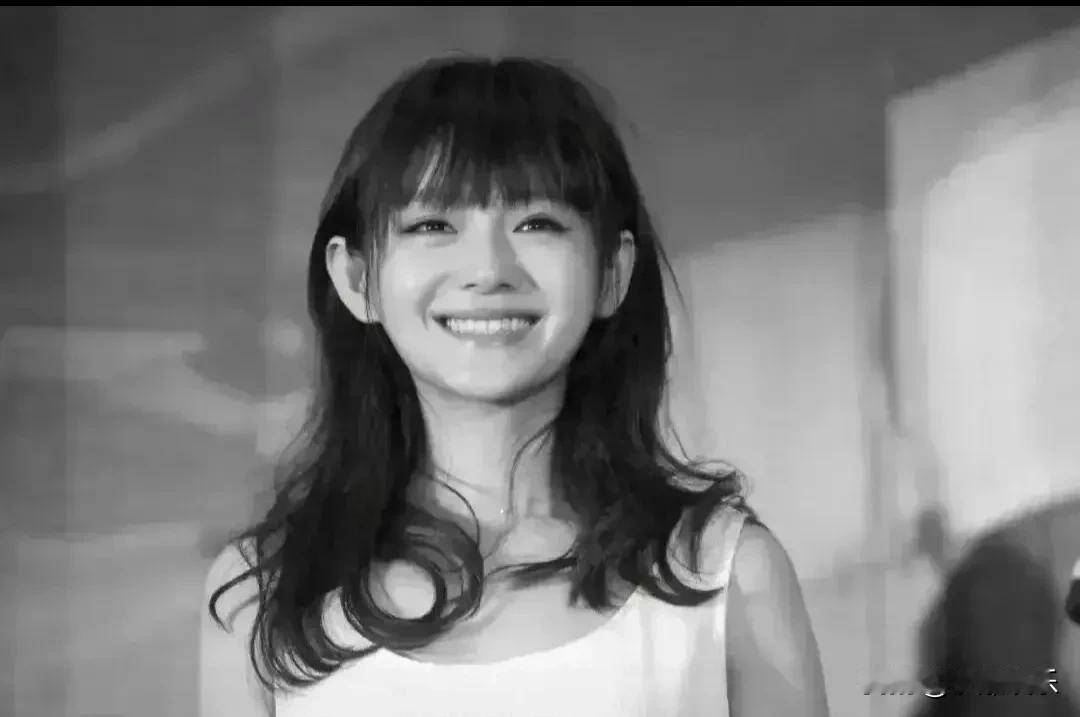 具俊晔给大S设计的纪念雕像，真的完工了。就等过两天忌日揭幕。这设计，小心思挺