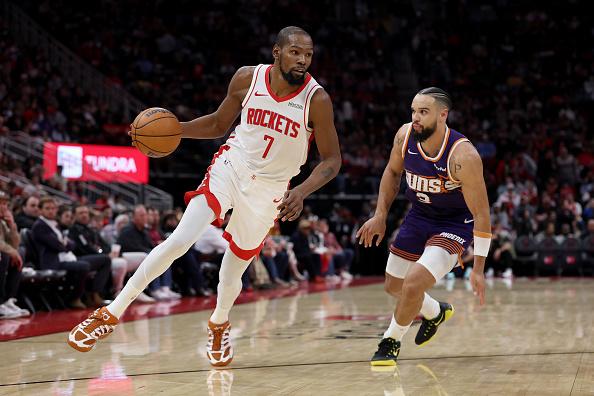 在2025年NBA交易截止日前围绕凯文·杜兰特展开的谈判中，休斯敦火箭最初向菲尼