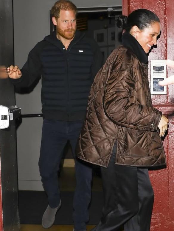 前脚刚看完患癌的父亲，后脚就和老婆过情人节。哈里这次，可能真想明白了。情人节