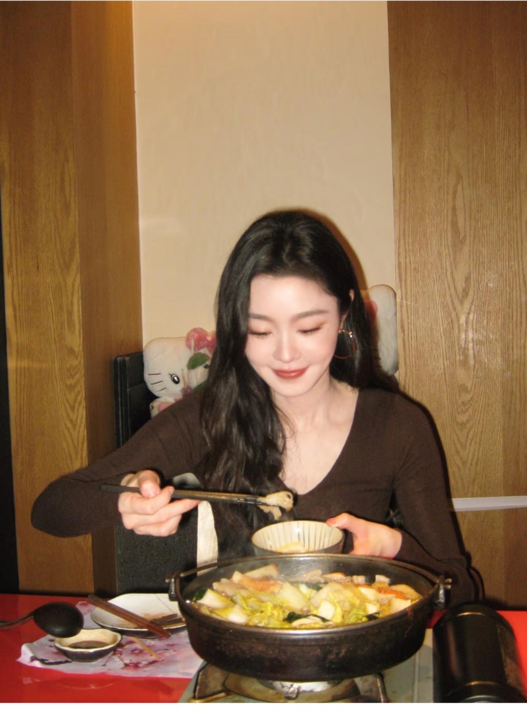 宋轶，皮肤白里透亮。