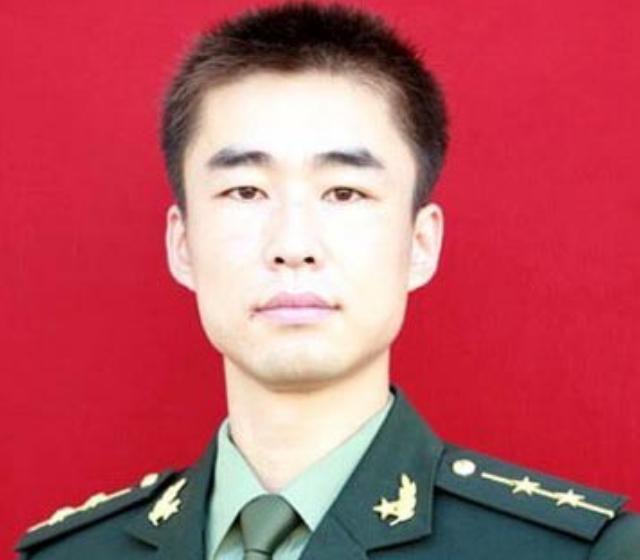 2012年，一军人请假回家探亲，但超期却迟迟没有归队，上级为此打电话进行问责，谁