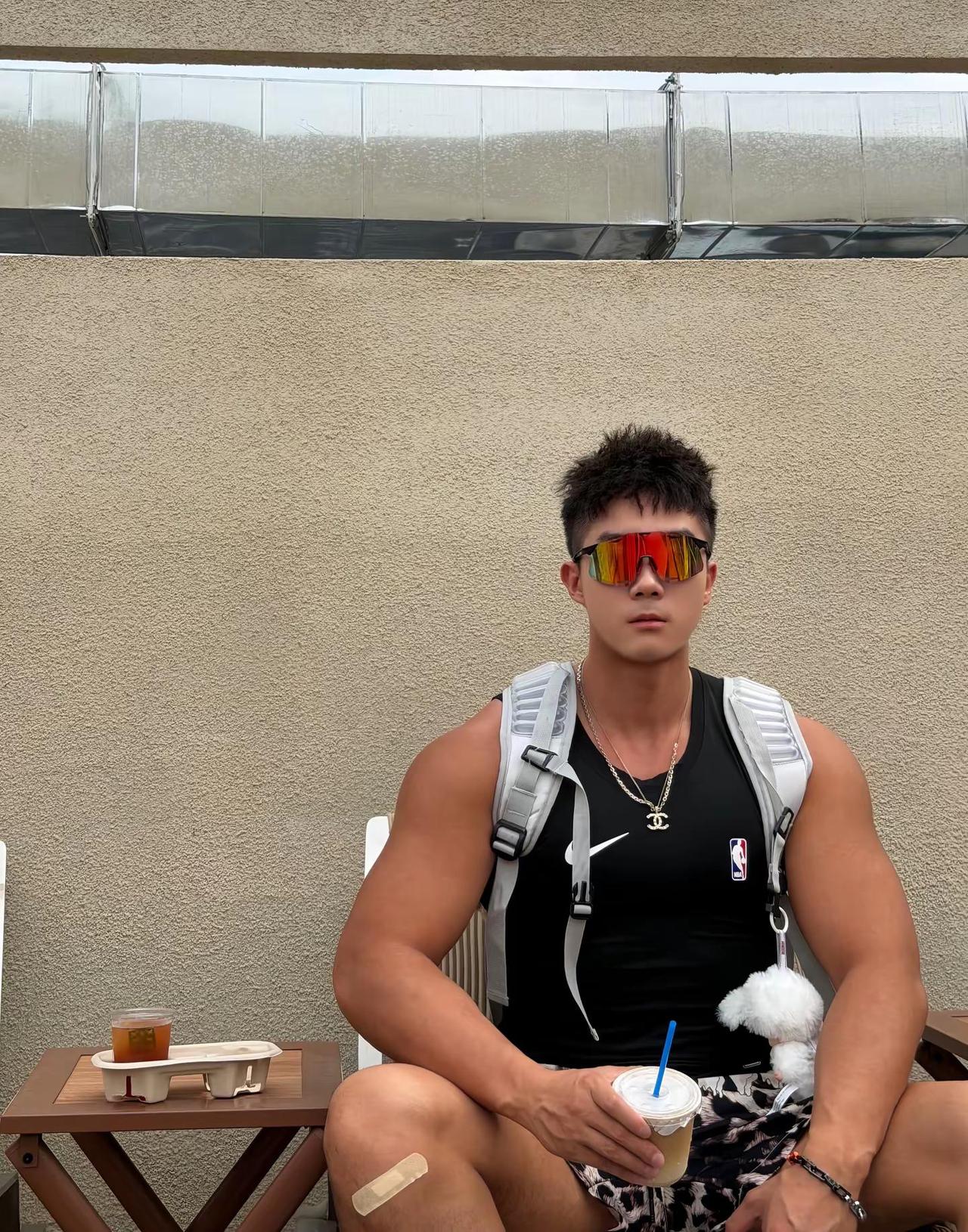 喜欢阳光运动的吗？男生夏日chill穿搭ootd随意拍户外硬照黑皮体育生