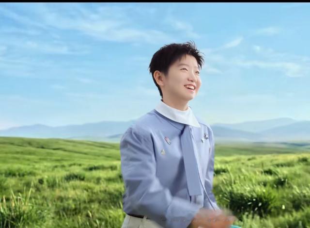 孙颖莎不但在碧绿的草原上拍摄视频，还起飞纸飞机，乘着风飞翔。纸飞机在天空