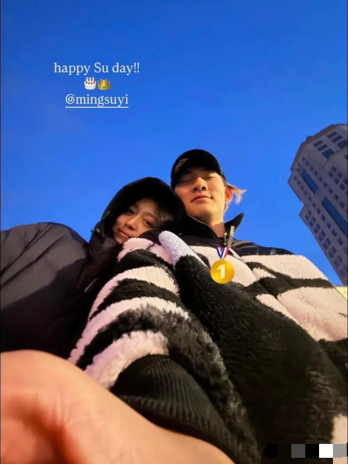 朱易晒合照祝贺苏翊鸣夺金啦！！还特意艾特了小鸣，小鸣也立刻转发回应！盼了好久